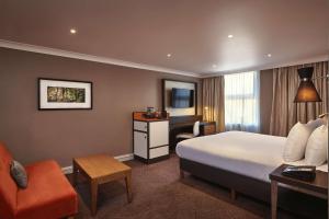 DoubleTree by Hilton London Ealing - Dining Experience and Options