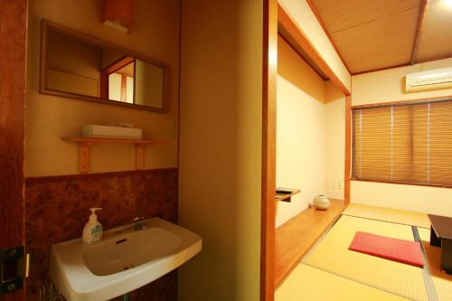 Family Ryokan Kawakyu With Showa Retro, Private Hot Spring - Room Types and Amenities
