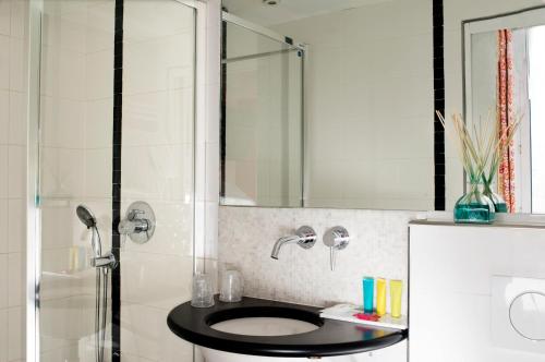 France Louvre - Room Features and Comforts