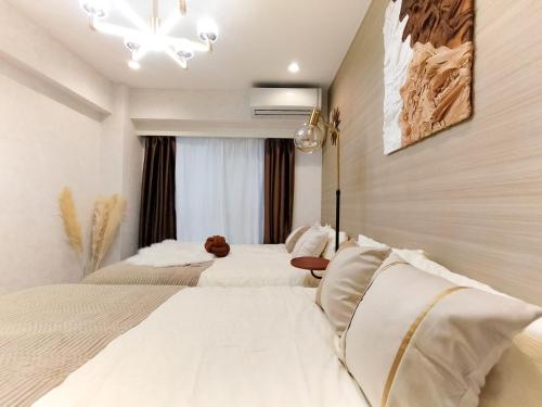 G53 New Inn Central Shinjuku - 5 Mins to Station, Max 4 People. Direct Access to Shin-Okubo, With a Bathtub and a View of the Sky. Equipped With a Wooden Bed and a Silver Chair - Accommodation Details