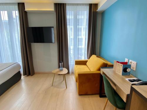 Grand Hotel Clichy Paris - Exploring the Surrounding Area