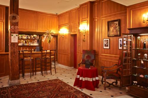 Grand Hôtel Dechampaigne - Convenient Location for Sightseeing