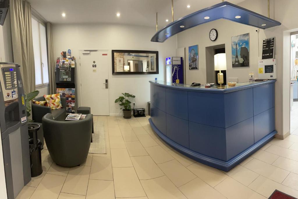 Hipotel Lilas Gambetta - Room Amenities and Features