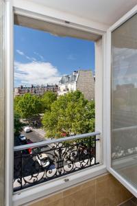 Hipotel Paris Belgrand Mairie Du 20TH - Hotel Amenities and Services
