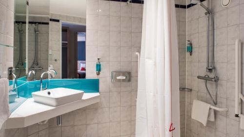 Holiday Inn Express Oxford Kassam Stadium, an IHG Hotel - Room Accommodations