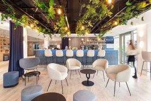 Holiday Inn Express Paris-Canal De La Villette, an IHG Hotel - Room Features and Amenities