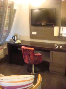 Holiday Inn Paris Montmartre, an IHG Hotel - Accessibility and Transportation Options