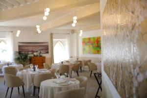 Hostellerie Du Château Des Fines Roches - Luxury Amenities Offered
