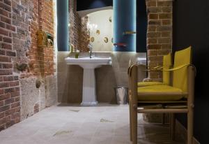 Hotel 34B - Astotel - Location and Accessibility