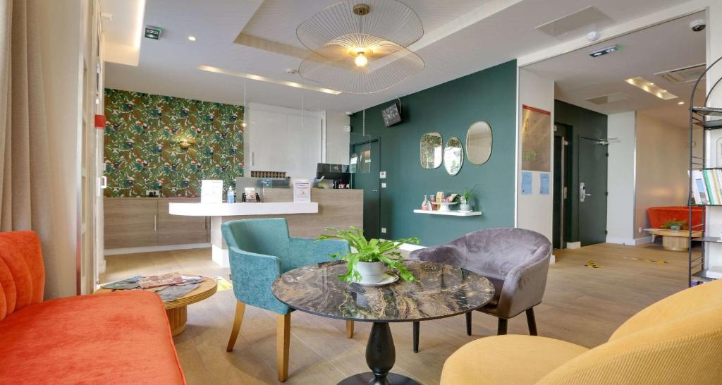 Hotel Apolonia Paris Montmartre; Sure Hotel Collection by Best Western - Amenities and Guest Experience