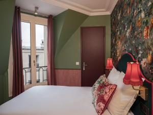Hotel Brittany - Nearby Attractions and Transportation