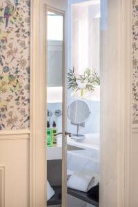 Hotel Cambon - Location and Facilities