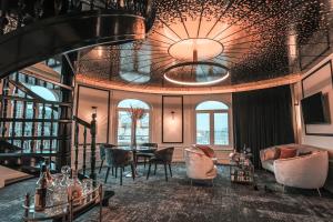 Hotel Carlton - Nearby Attractions and Accessibility