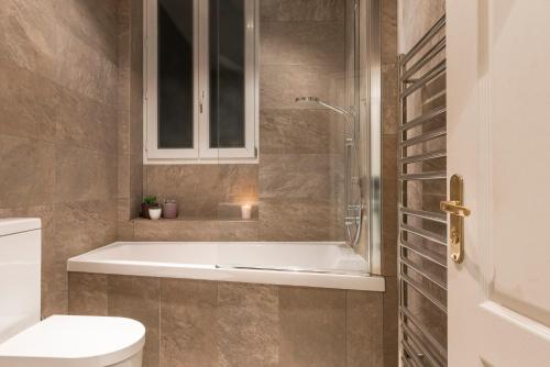 Hotel De La Porte Dorée - Guest Experiences and Reviews