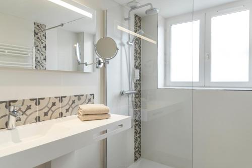 Hotel De Lunivers - Local Attractions and Accessibility