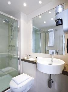 Hotel De Neuve by Happyculture - Amenities and Services