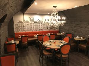 Hotel De Paris Montmartre - Staff and Service