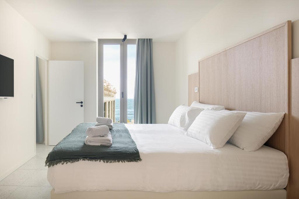 Hotel La Suite - Dining Options at the Hotel