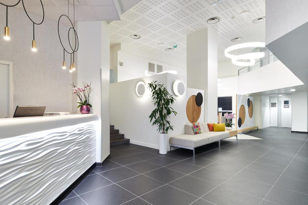 Hotel Le Bayonne - Location and Accessibility Details