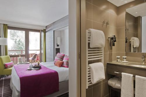 Hotel Le Savoy - Location and Nearby Attractions