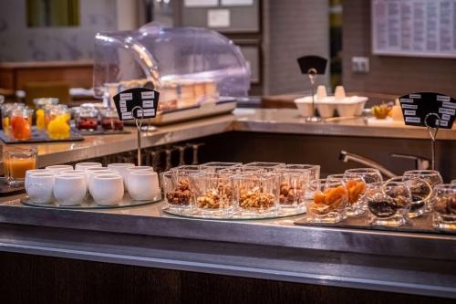 Hotel Litteraire Le Swann, BW Premier Collection - Location and Dining