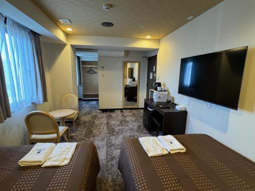 HOTEL LiVEMAX Kyoto Gojo - Room Features and Amenities