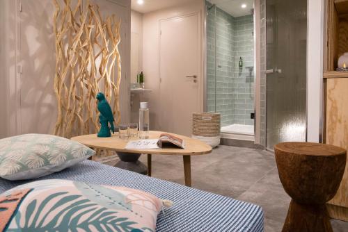 Hotel Locomo - Gare De Lyon Bastille - Room Amenities and Features