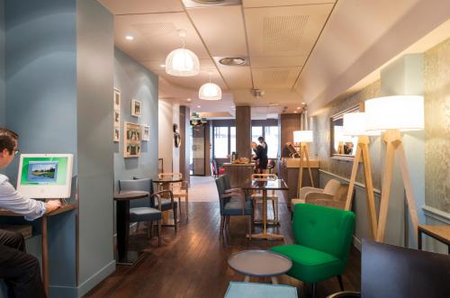 Hotel Magenta 38 by Happyculture - Room Features