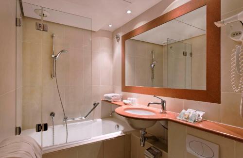 Hotel Paris Louvre Opera - Amenities and Guest Experience