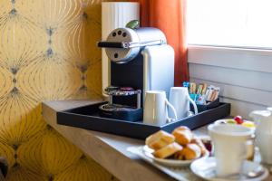 Hotel Paris Neuilly - Room Features and Amenities
