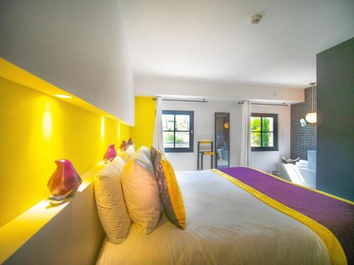 Hotel Pont Levis - Franck Putelat - Hotel Facilities and Amenities