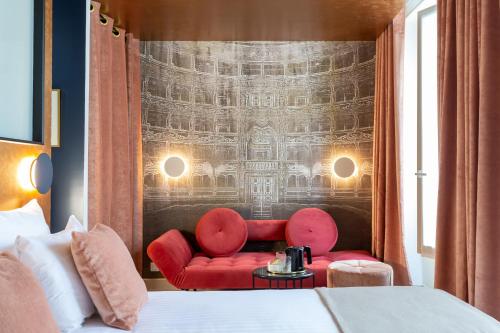 Hotel Sacha - Location and Attractions