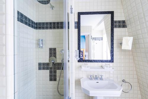 Hotel The Circle Eiffel Tower - Room Types and Amenities