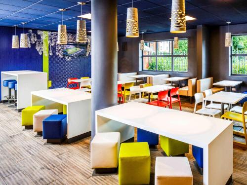 Ibis Budget Manchester Salford Quays - Amenities and Services