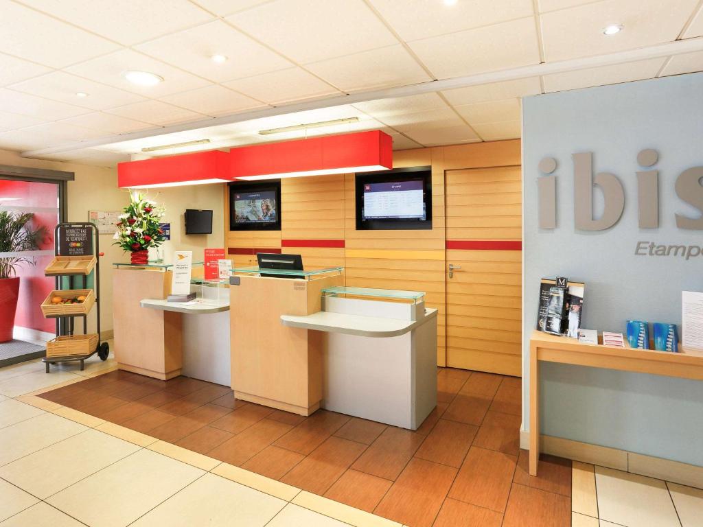 Ibis Etampes - Room Types and Amenities