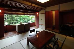 Kakujoro Review - Facilities and Services