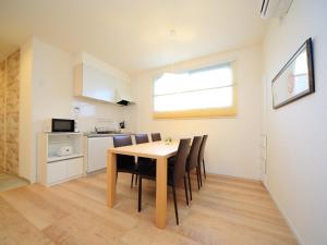 Komainu Higashi Shrine - Room Features