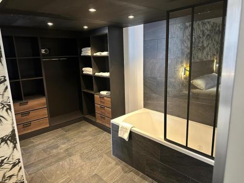 Kyriad Paris Saint Ouen - Location and Accessibility