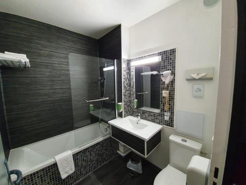 Kyriad Saint Fargeau Ponthierry - Apollonia - Spacious Accommodations