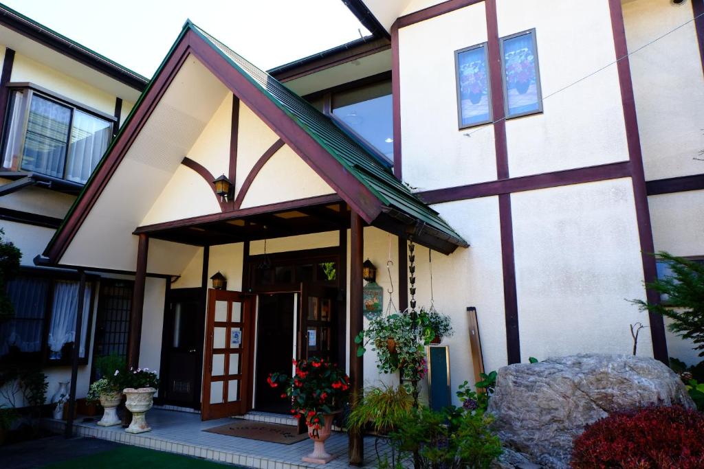 2 Top-Rated Oshino Hotels