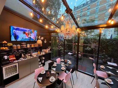 Le Glams Hotel - Dining and Amenities