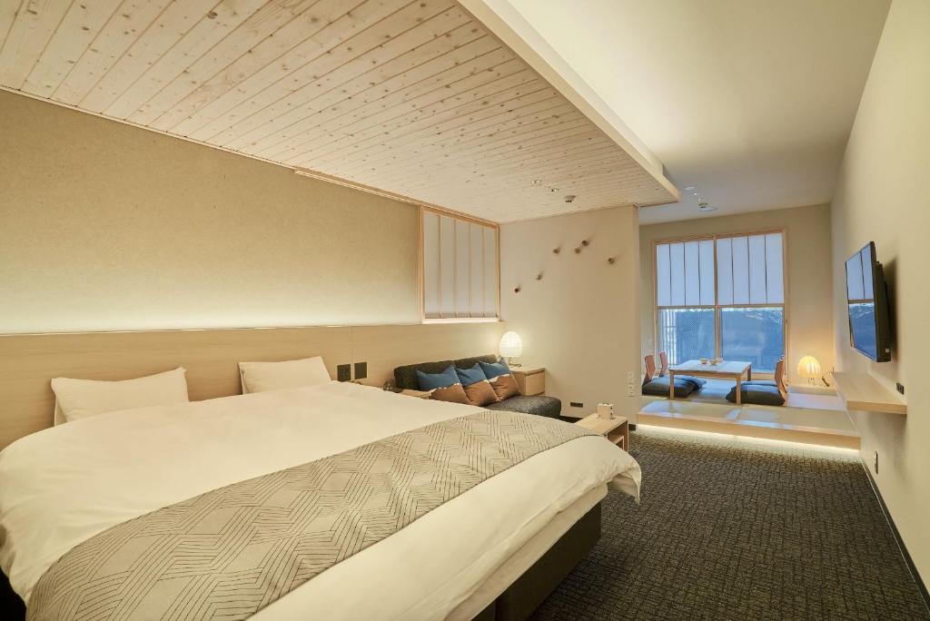 Lian Kanazawa Review