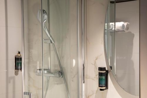 Longchamp Elysées - Guest Ratings and Policies