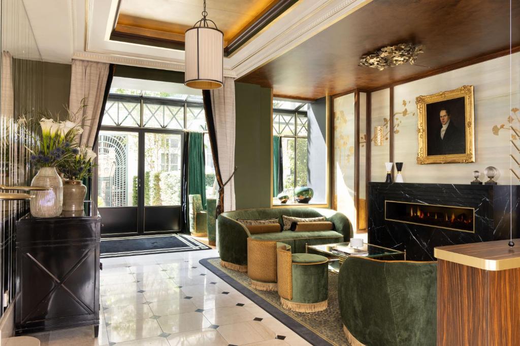 Lord Byron - Points About Your Stay