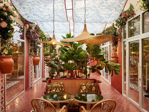 Mama Shelter Nice - Room Options and Amenities