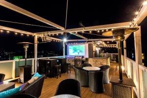 Material - Guest Ratings and Reviews