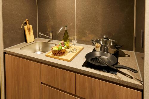 Monday Apart, Nihonbashi Suiten-gu Front - Comfort in the Heart of Nihonbashi