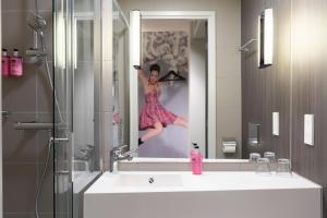 Moxy London Excel - Hotel Facilities and Amenities