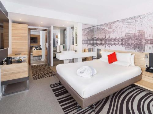Novotel London Excel - Rooms and Accommodations