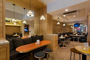 Oh La La! Hotel Bar Paris Bastille - Accommodation and Room Types